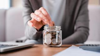 Una persona ahorra para su pensión.