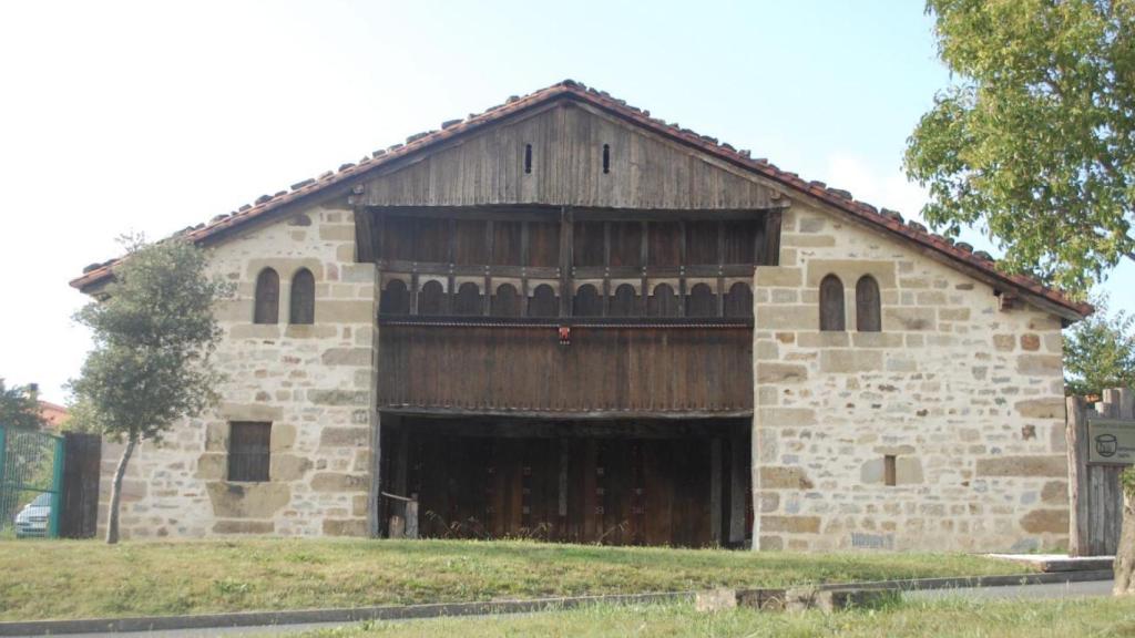 El caserío por fuera.