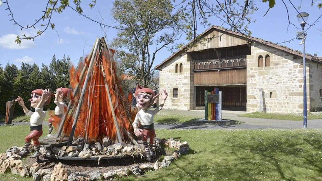 El caserío por fuera.