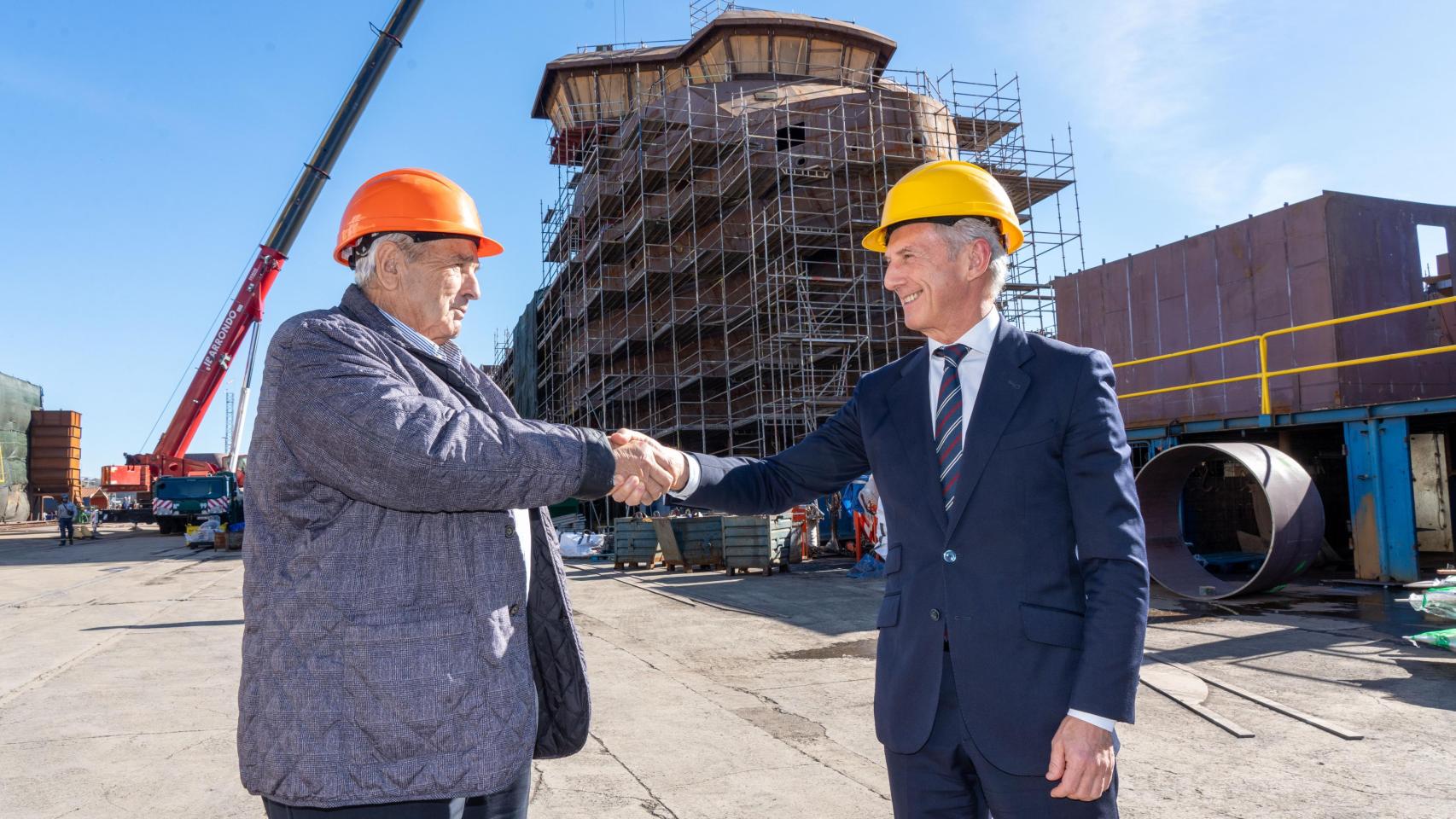 Pedro Garaygordobil, presidente de Zamakona y Juan Pedro Badiola, director territorial norte de CaixaBank