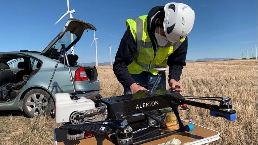 Empleado pone en marcha el dron.