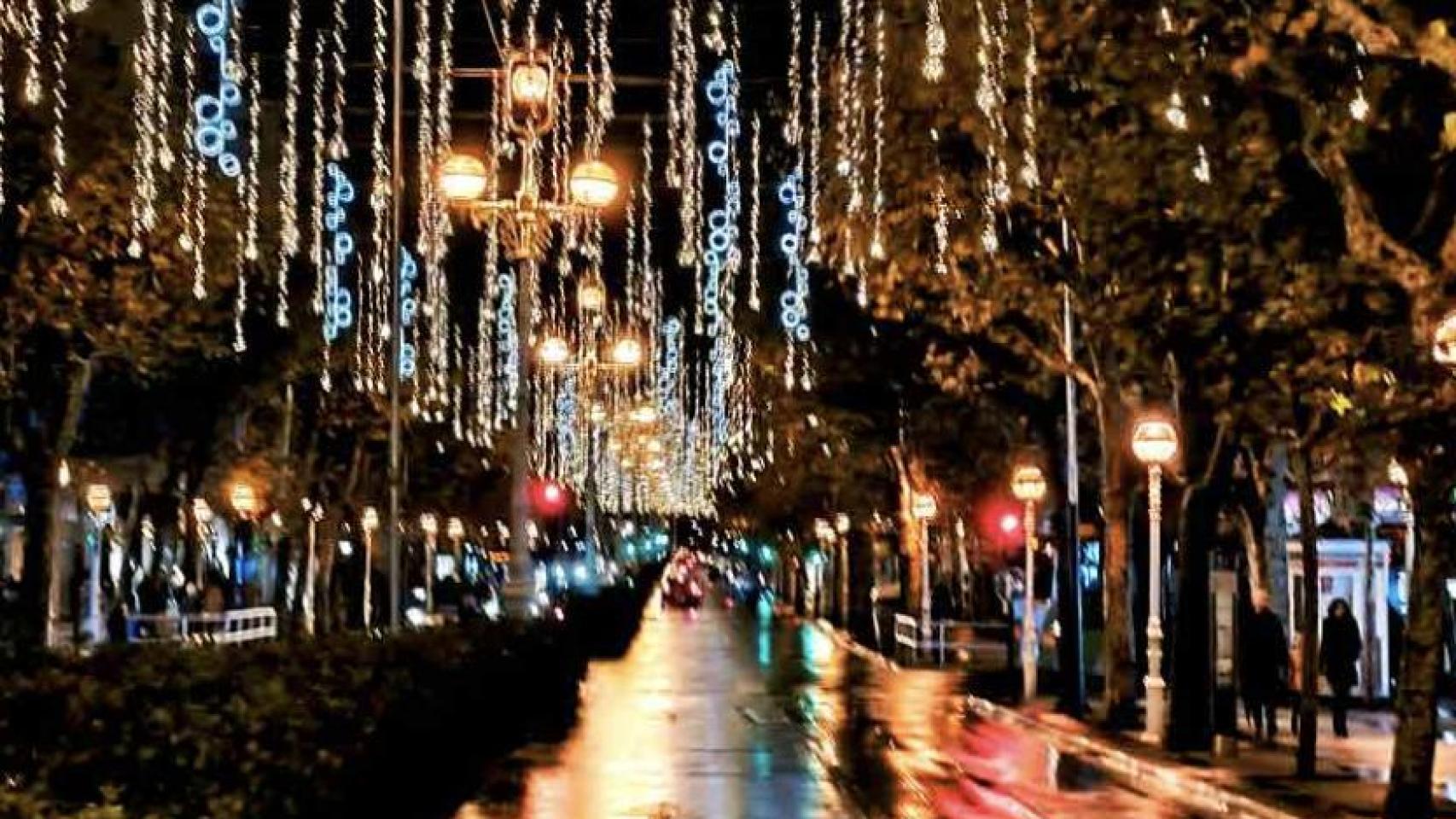 Una calle de Donostia iluminada.