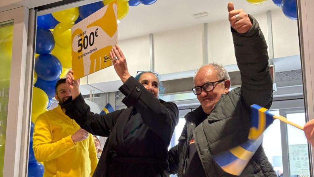 Endika y Ester, primeros clientes de Ikea Vitoria / Victoria Fdez