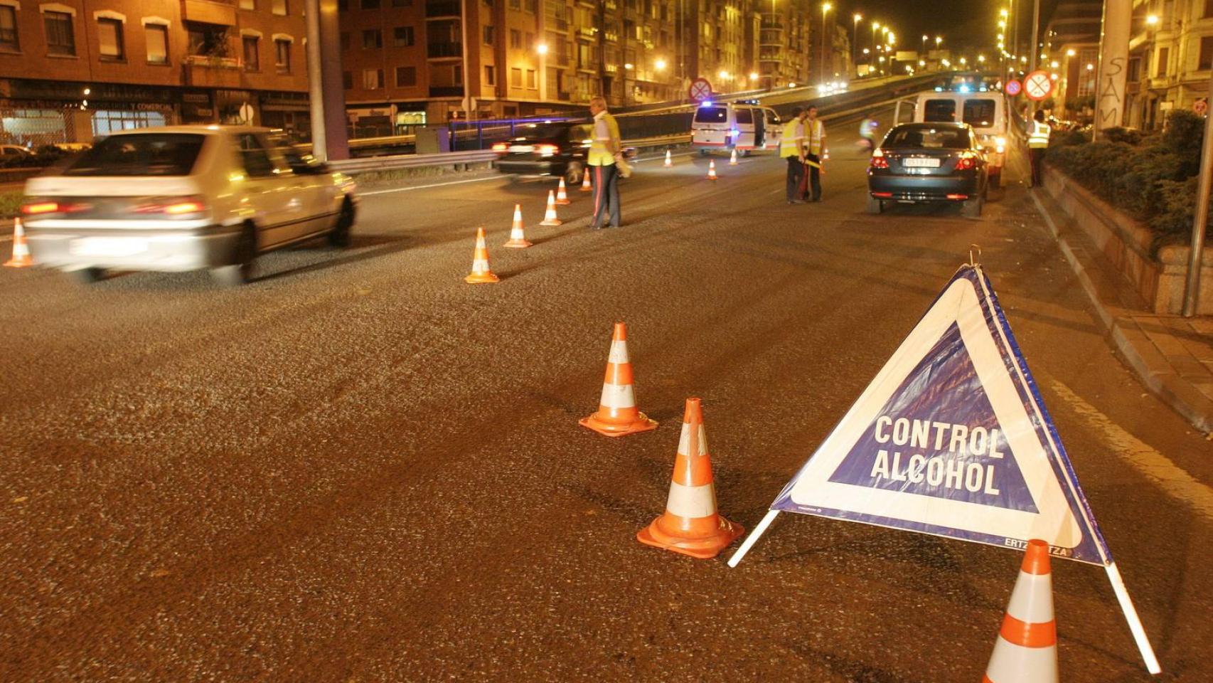 Imagen de archivo de un control de alcoholemia en una carretera vasca.