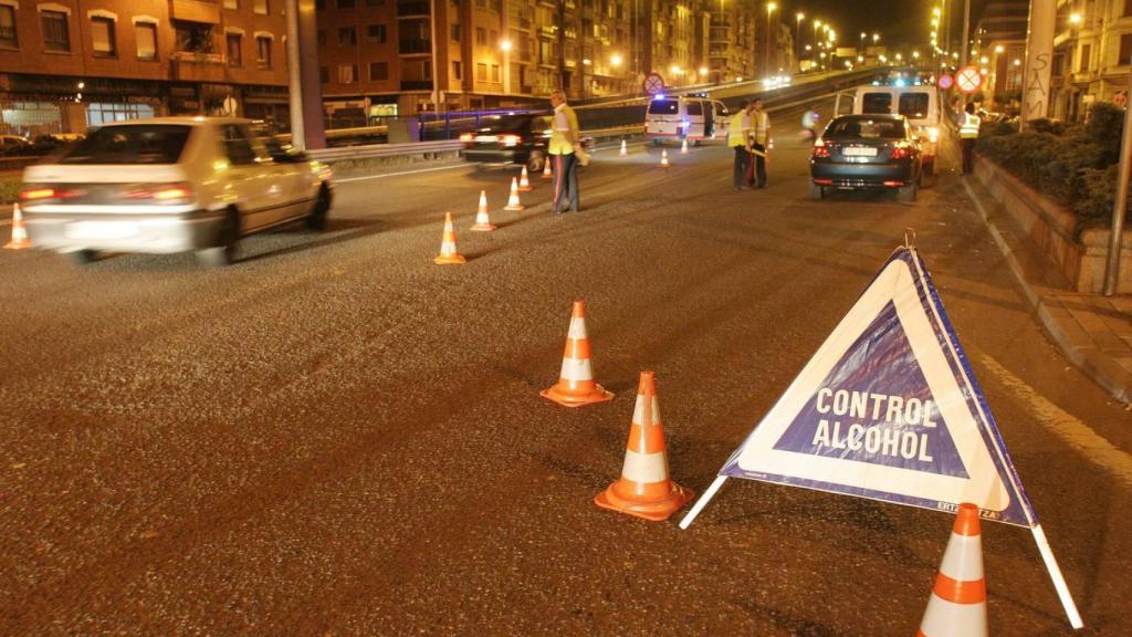 Imagen de archivo de un control de alcoholemia en una carretera vasca.