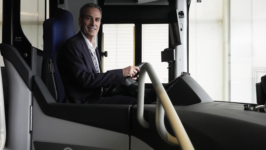Rego, director general del Grupo Irizar, dentro del Irizar i3 electric.
