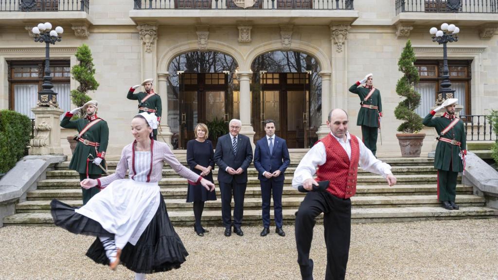 El presidente de Alemania, Frank-Walter Steinmeier, ha sido recibido en Ajuria Enea con un aurresku de honor