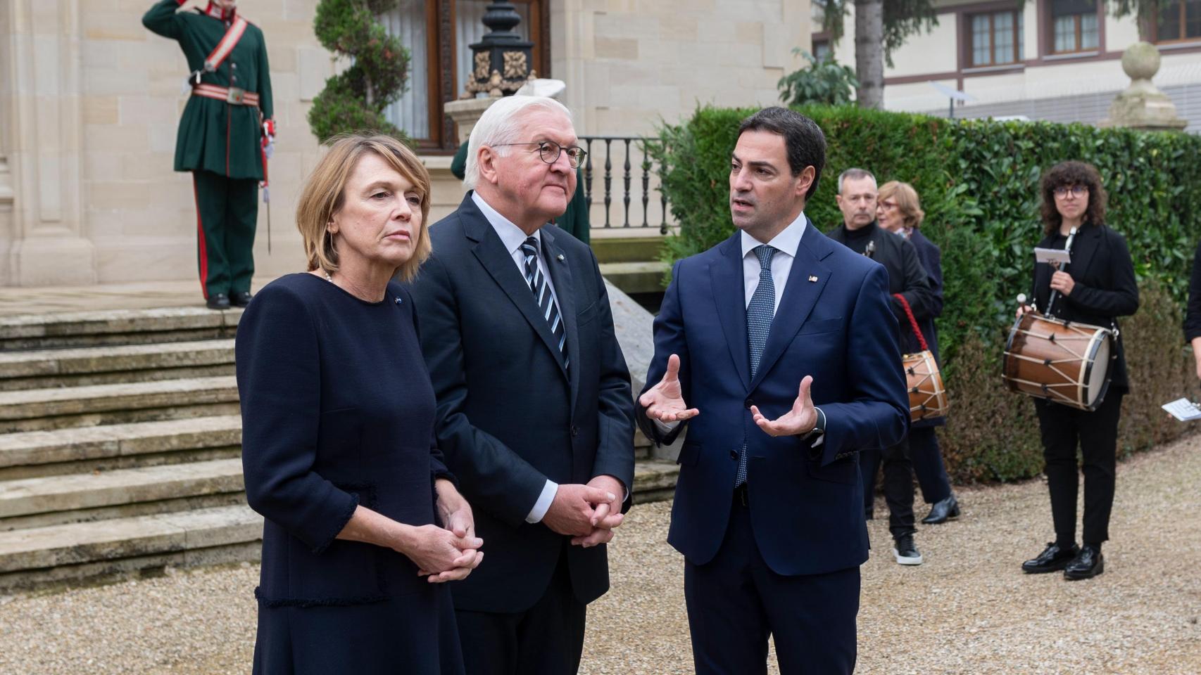 El presidente de Alemania, Frank-Walter Steinmeier, ha sido recibido en Ajuria Enea con un aurresku de honor