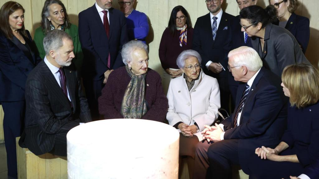 El rey Felipe y el presidente de la República Federal de Alemania, Frank-Walter Steinmeier, charlan con dos de las supervivientes del bombardeo, Crucita Etxabe (2i), y Mari Carmen Agirre (c), en el Museo de la Paz de Gernika en noviembre de 2025