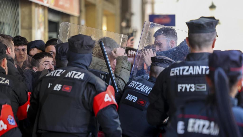 La Ertzaintza desaloja una concentración para protestar por la visita de Felipe VI a Gernika, este viernes