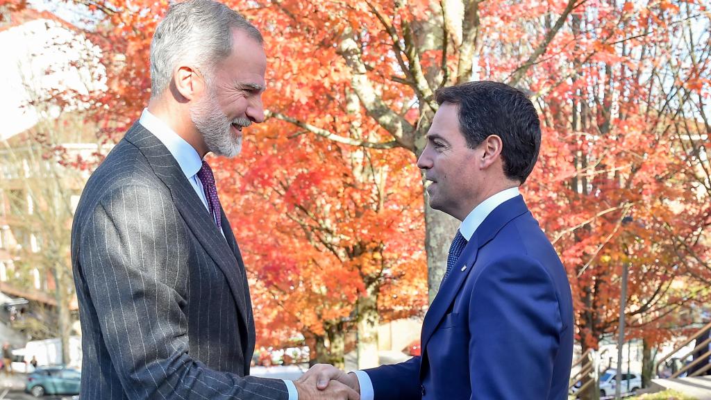 Felipe VI y el lehendakari, Imanol Pradales, se saludan este viernes.