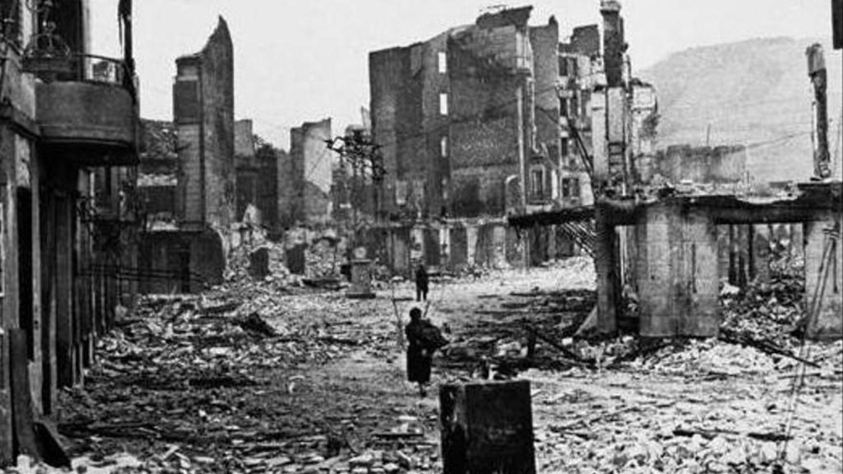 Imagen histórica sobre el bombardeo de Gernika.