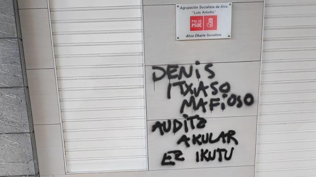 Atacan una sede del PSE en San Sebastián con pintadas contra Denis Itxaso