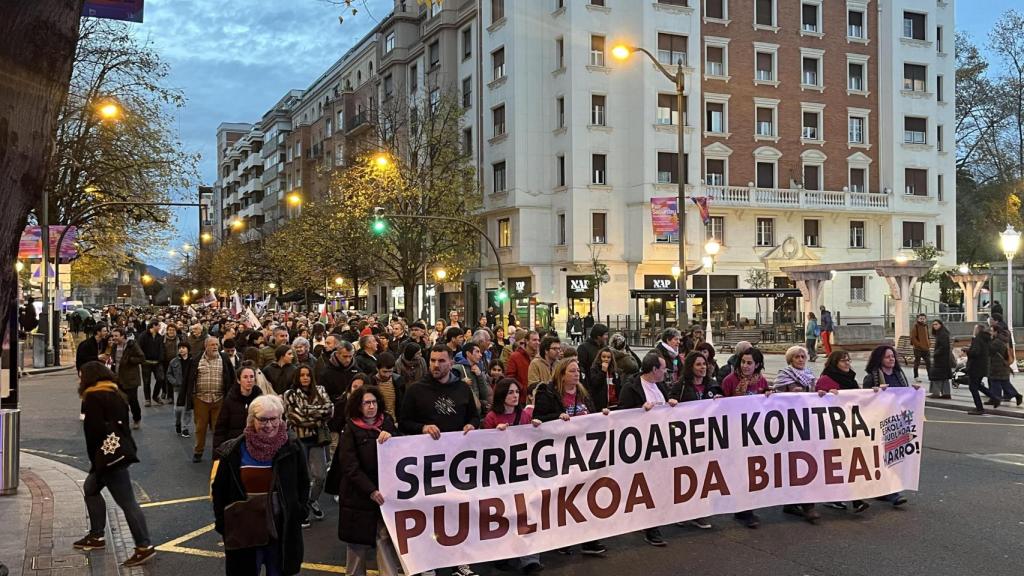 Profesores de la escuela pública claman en las calles de Bilbao contra la segregación
