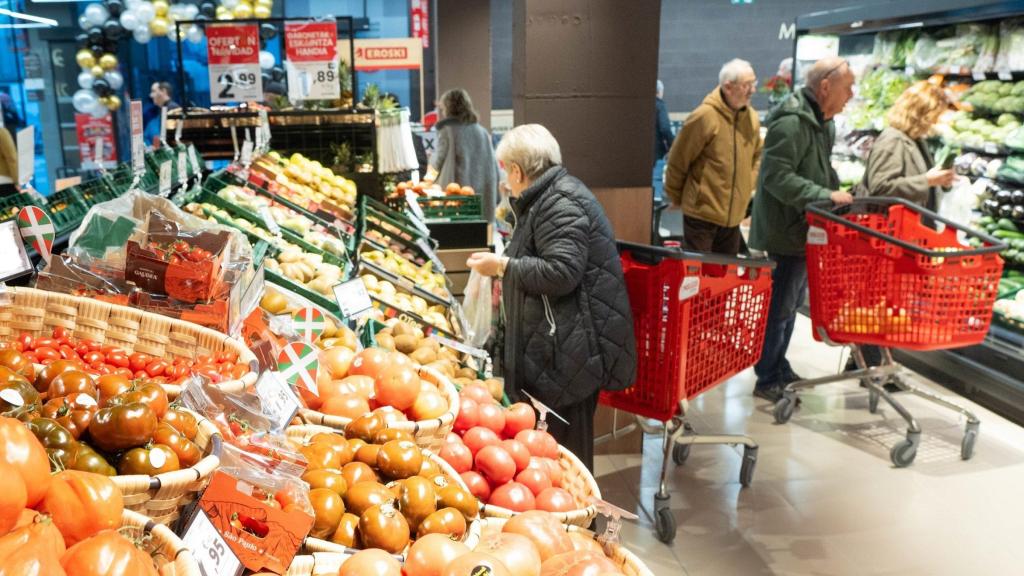 Clientes de EROSKI, durante una compra.