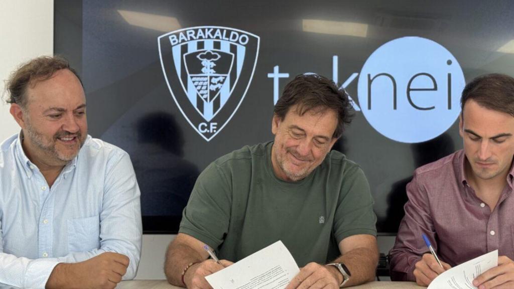 Joseba Lekube, a la izquierda, de Teknei, en la renovación del patrocinio del Barakaldo