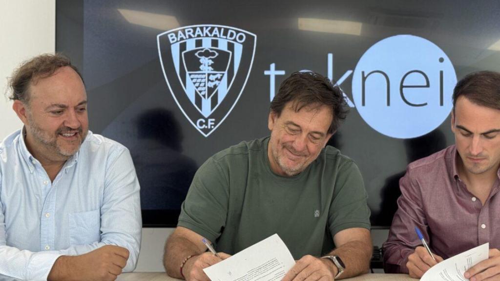 Joseba Lekube, a la izquierda, de Teknei, en la renovación del patrocinio del Barakaldo