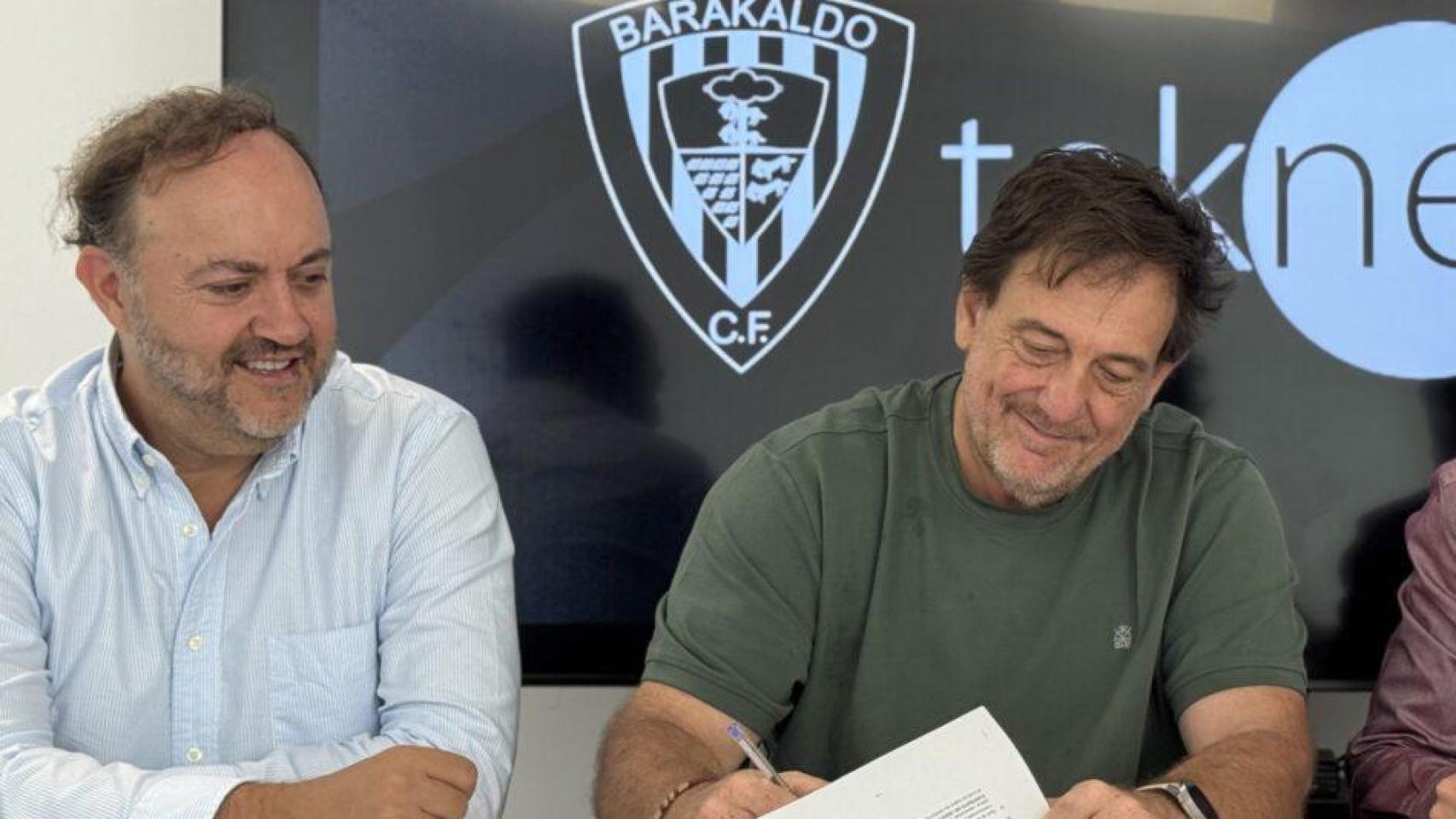 Joseba Lekube, de Teknei, a la izquierda, en la firma de patrocinio del Barakaldo