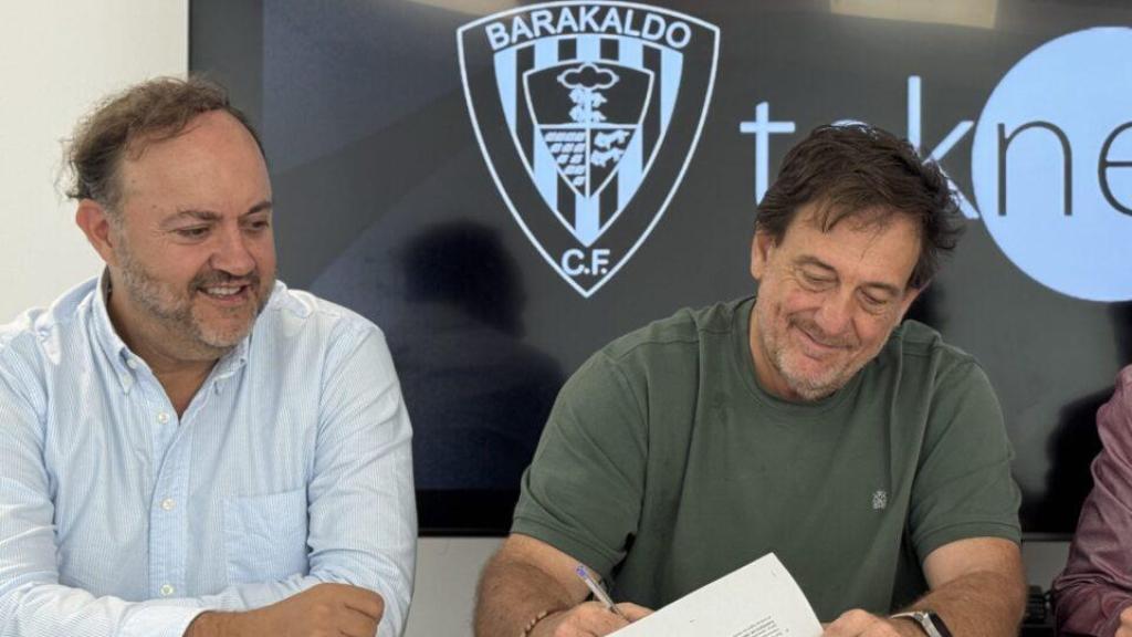 Joseba Lekube, de Teknei, a la izquierda, en la firma de patrocinio del Barakaldo