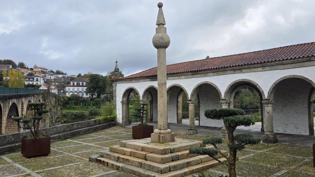 El Pelourinho de Ponte da Barca se encuentra frente al antiguo mercado, una zona porticada en la que se refugiaban los vendedores