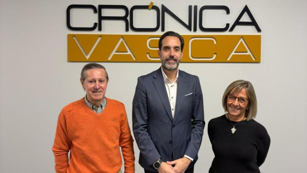 Juan Carlos Asín, Gorka Arana y Cristina Zabaleta en la sede de Crónica Vasca.