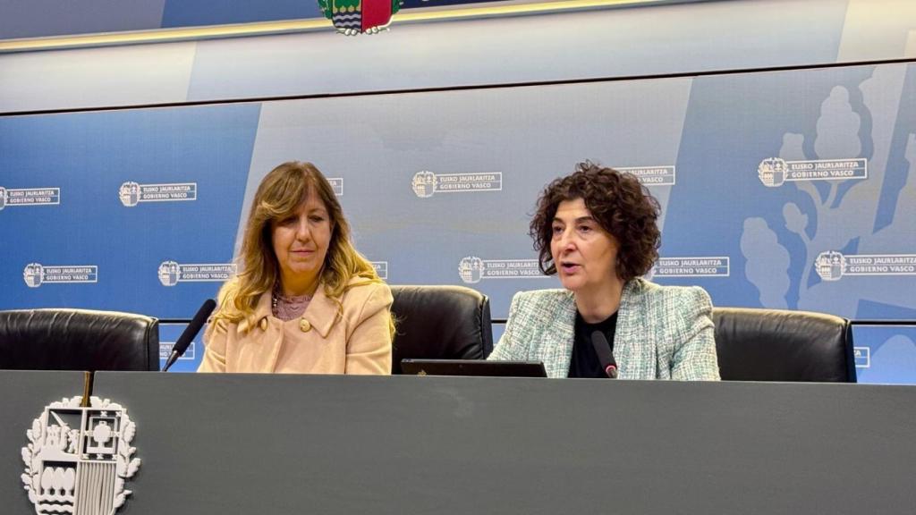 Iciar González, de la Inspección de Trabajo, y Elena Pérez Barredo, viceconsejera de Trabajo / Irekia