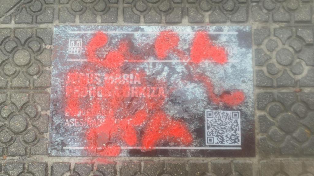 Placa en recuerdo de José María Pedrosa, edil del PP de Durango, asesinado por ETA