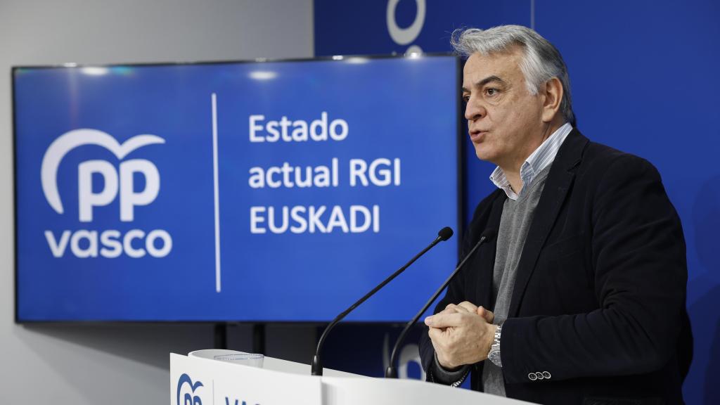 El presidente del PP vasco, Javier de Andrés, comparece este miércoles en rueda de prensa en Bilbao para analizar el estado actual de la RGI en Euskadi