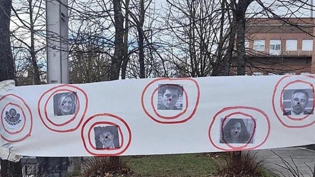 Un cartel con políticos en la diana en el campus de la UPV en Vitoria.