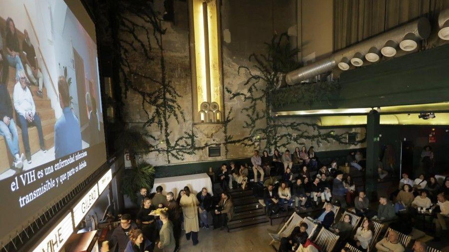 El experimento social 'the moVIHe' evidencia el estigma que persiste en torno al VIH