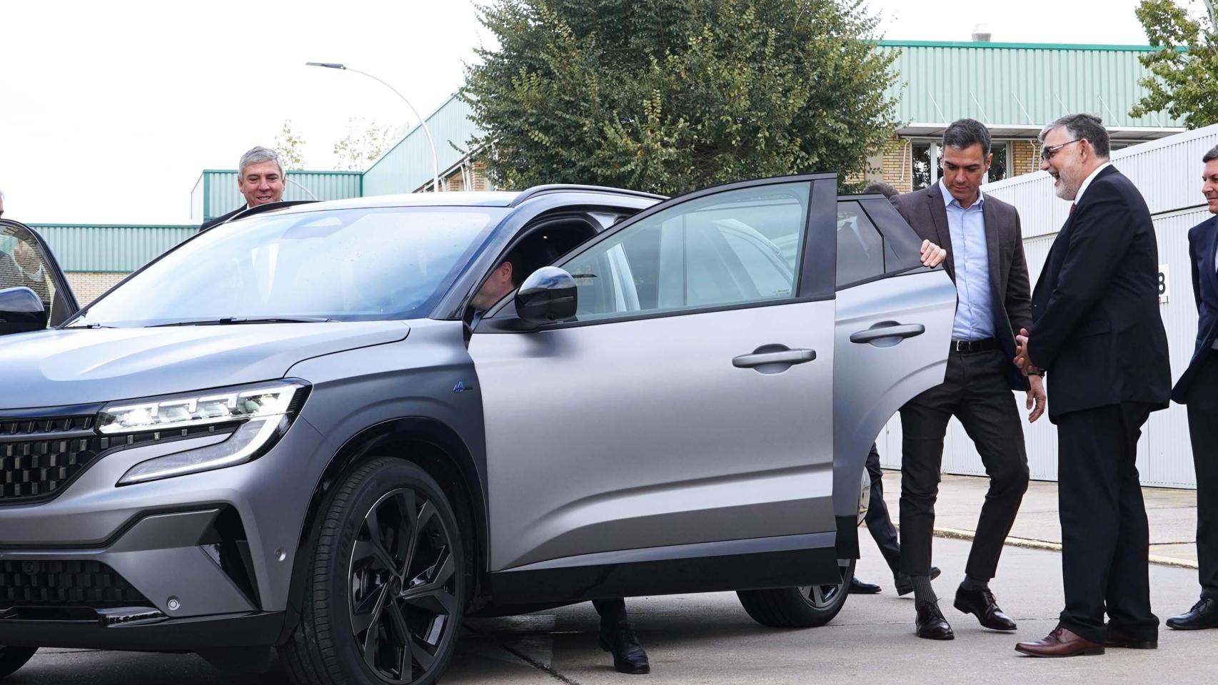 El modelo Renault más vendido en Euskadi en una imagen de archivo en la que el presidente del Gobierno, Pedro Sánchez, visita en Valladolid el centro Renault Group en Valladolid