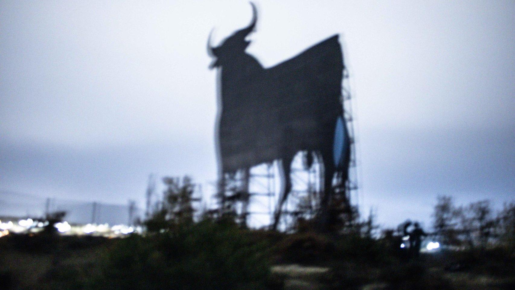 Toro de Osborne en Rivabellosa antes de ser derrumbado por Ernai
