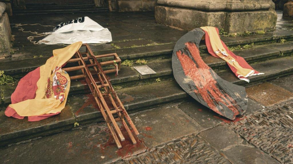 Ernai muestra un cuerno del toro de Osborne derribado y banderas españolas robadas