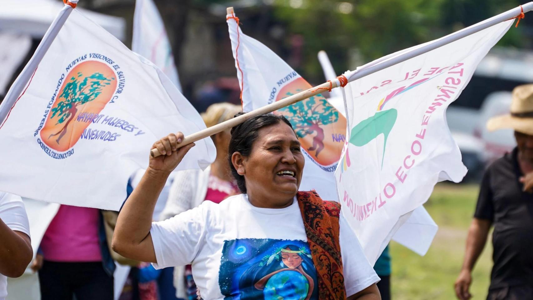 Los manifestantes protestan en 2023 contra el proyecto minero Cerro Blanco entre El Salvador y Guatemala.
