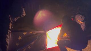 Las juventudes de Sortu culminan sus ataques al reivindicar la quema de una bandera de España en Gernika.