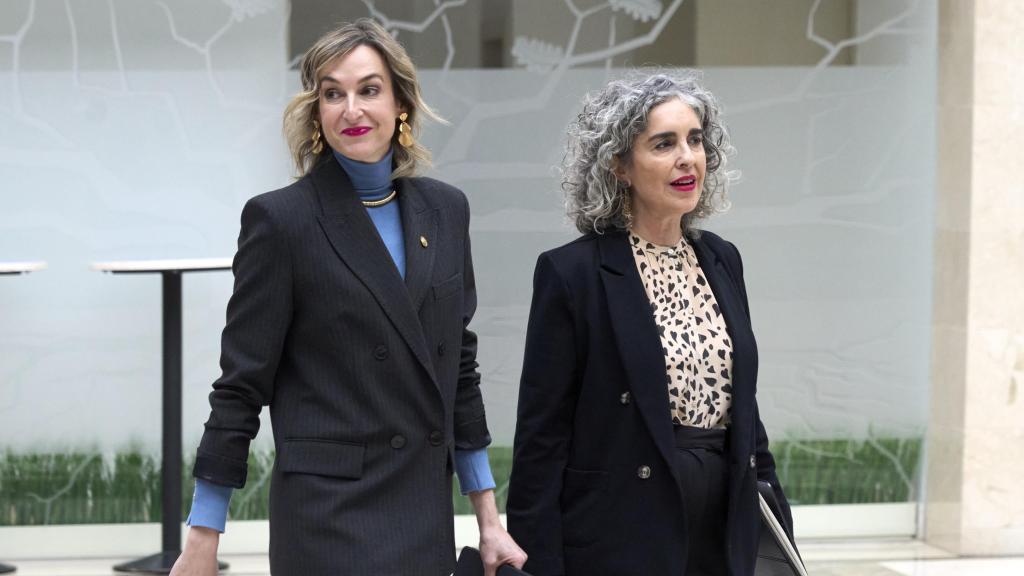 La viceconsejera primera y consejera de Cultura y Política Lingüñística, Ibone Bengoetxea (d), y la portavoz y consejera de Gobernanza, Administración Digital y Autogobierno, María Ubarretxena.