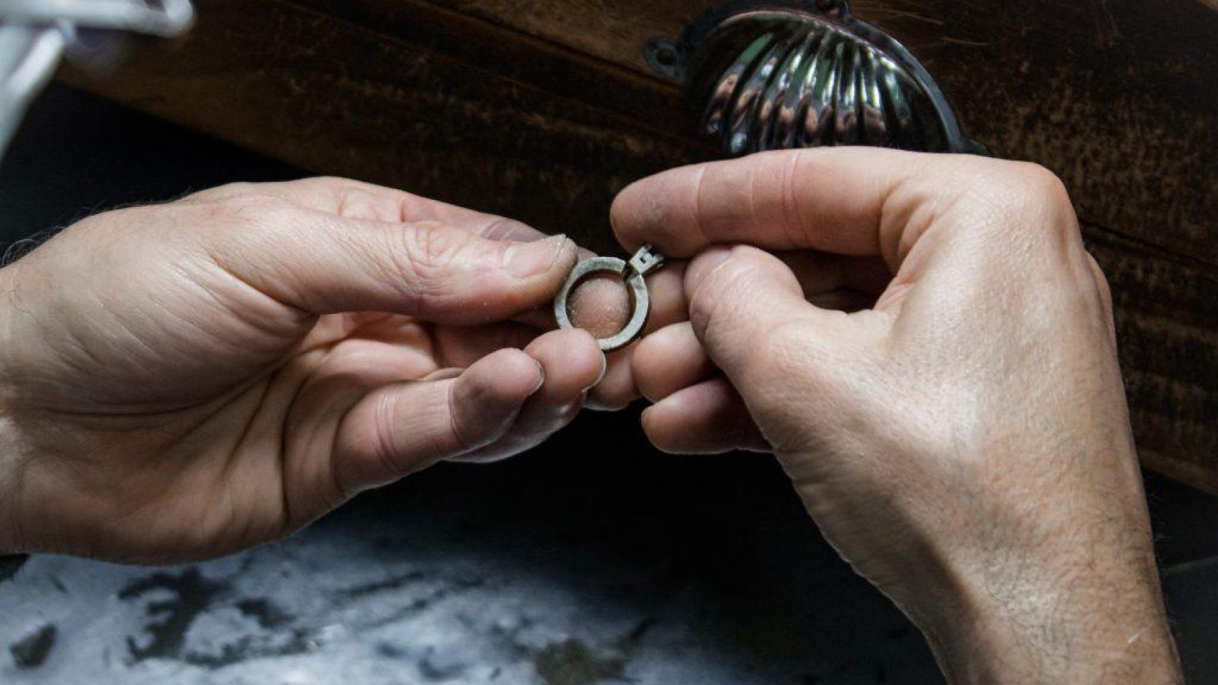 Un joyero de la familia Zuluaga trabaja sobre una de las piezas de la marca