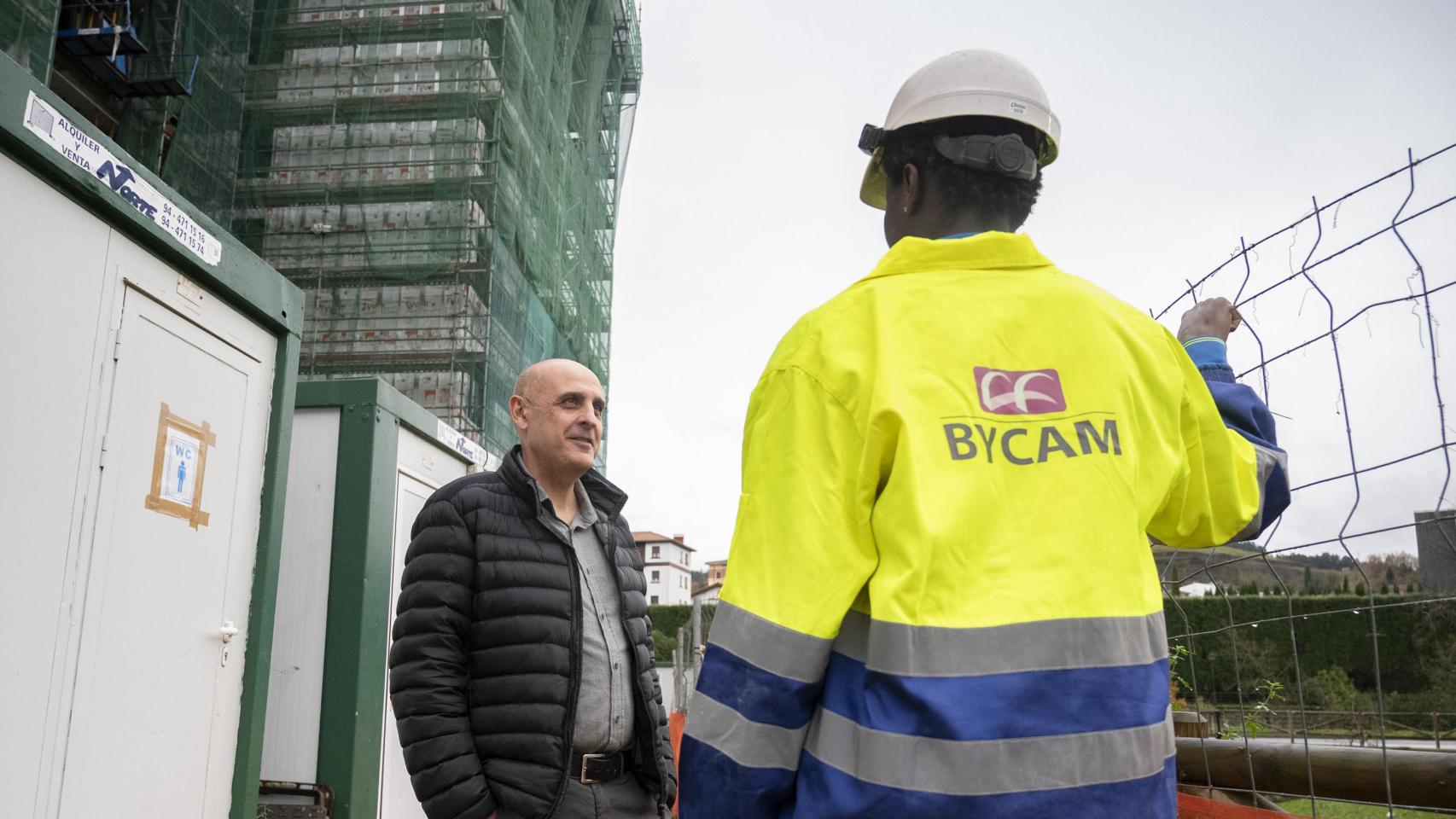 Luis del Olmo, de Bycam y Grupo Moyua, charla en un receso con Musa Daffeh, trabajador de la construcción tras pasar por el programa GazteOn de la Diputación de Bizkaia / Araba Press