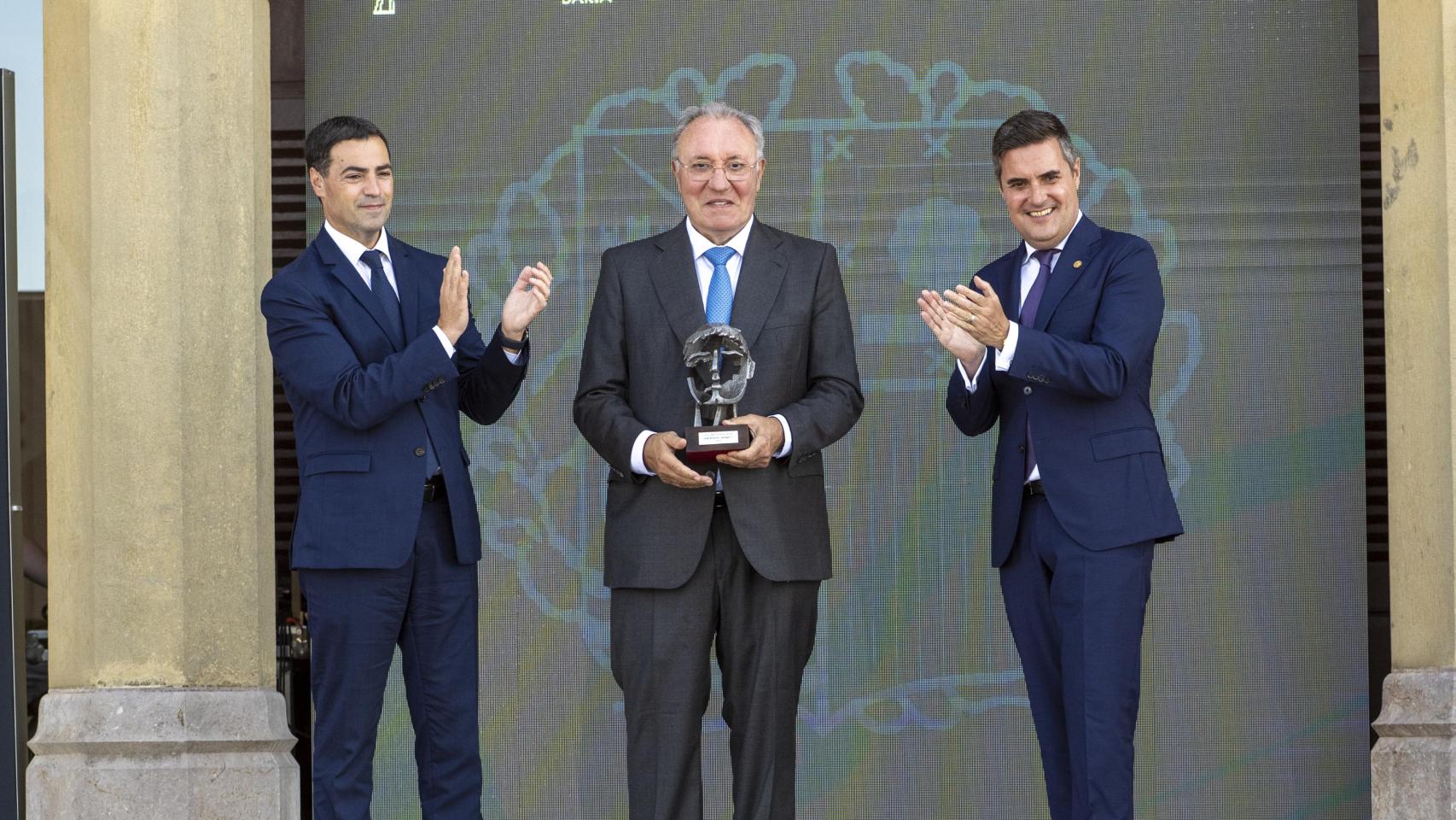 José Jainaga junto al lehendakari Pradales y el consejero Jauregi en el Premio Korta / ARNAITZ RUBIO APREA-EUROPA PRESS