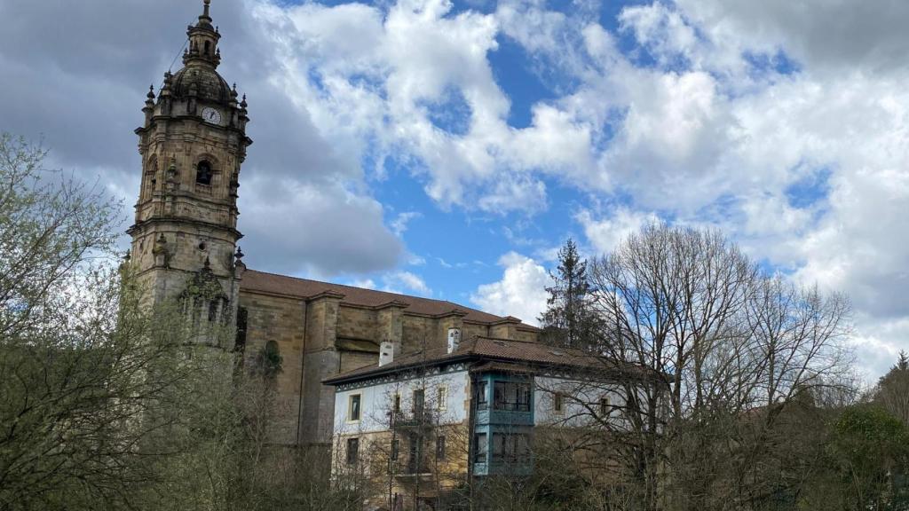 La iglesia del pueblo vasco en el que se come de maravilla.