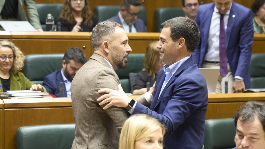 El lehendakari, Imanol Pradales, y el consejero de Vivienda, Denis Itxaso, se abrazan tras la aprobación de la Ley de Medidas Urgentes de Vivienda