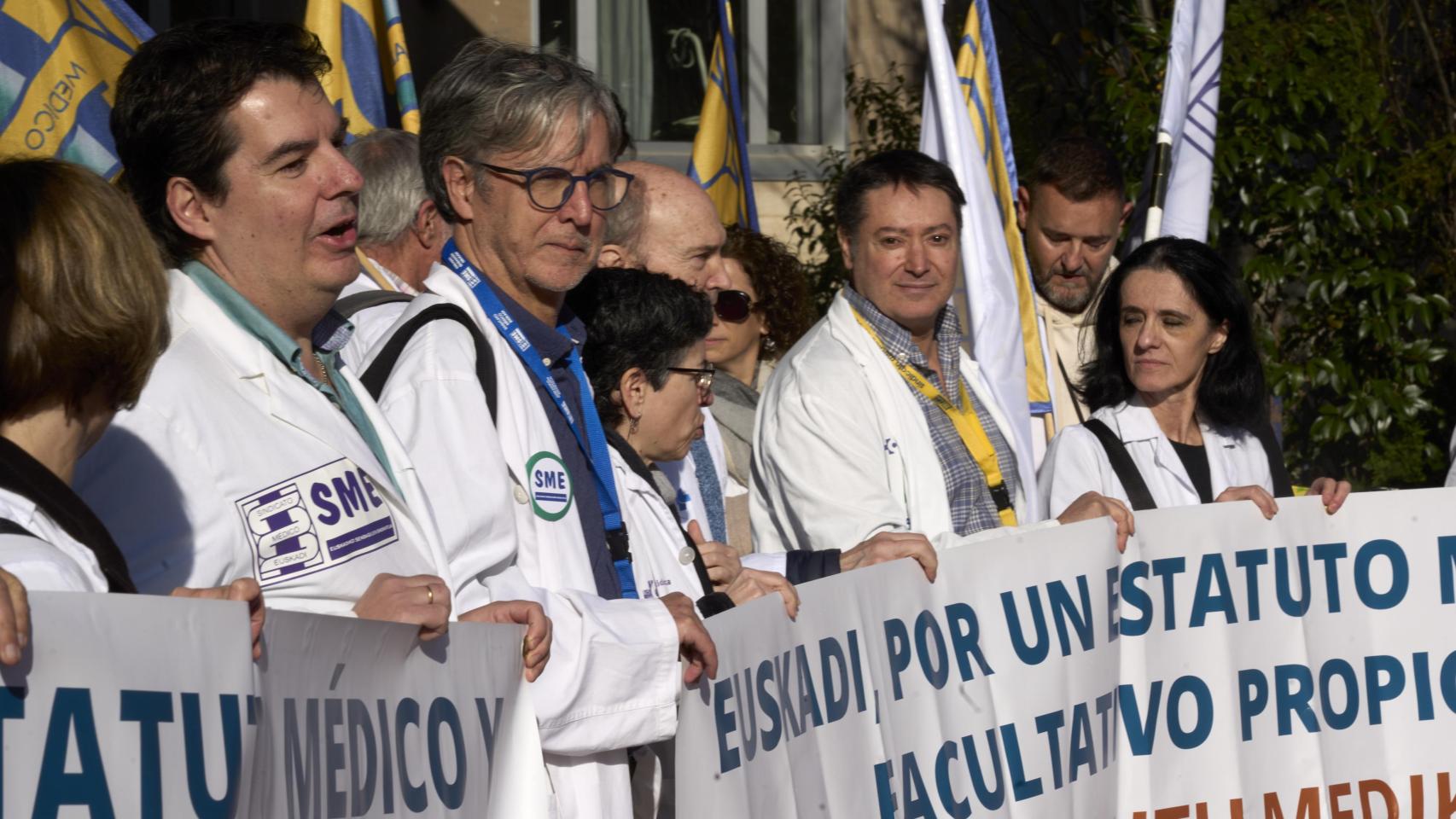 Decenas de médicos se concentran ante el Hospital de Txagorritxu, en Vitoria