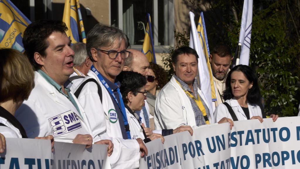 Decenas de médicos se concentran ante el Hospital de Txagorritxu, en Vitoria, en la segunda jornada de la huelga de médicos convocada a nivel nacional