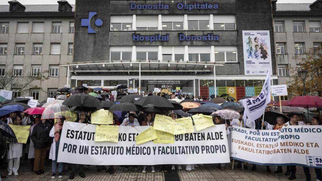 Concentración de médicos frente al Hospital Donostia