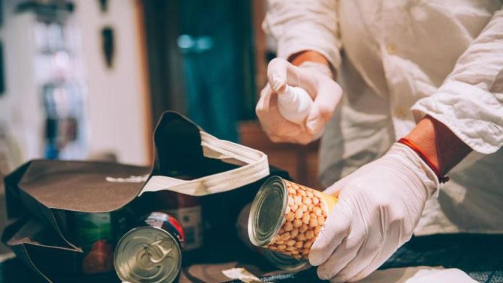 Un manipulador de alimentos.