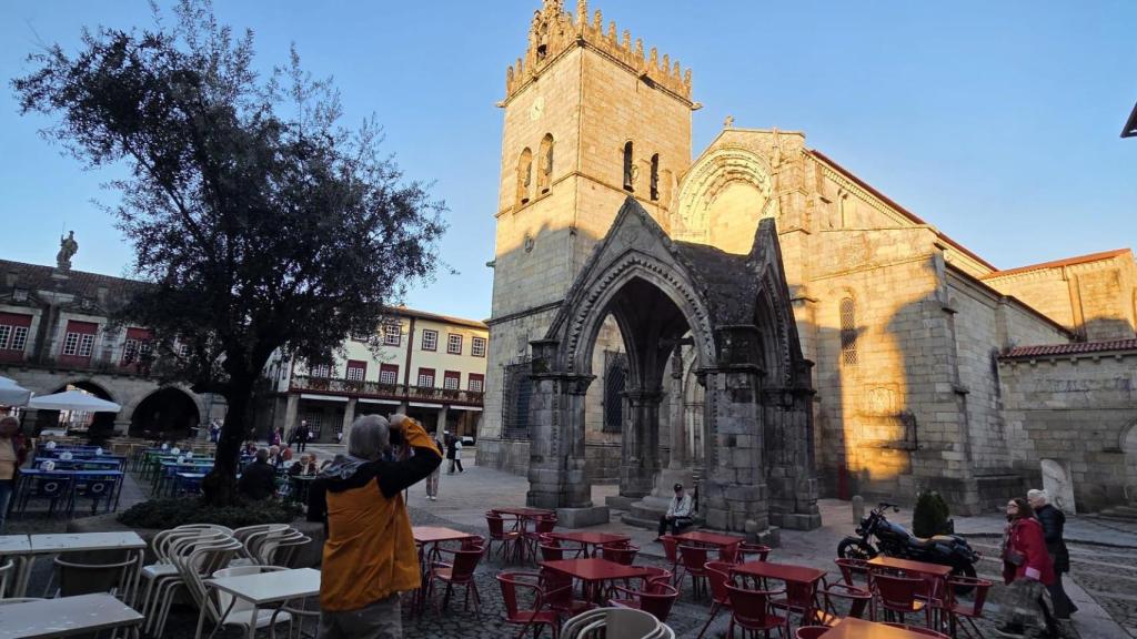 Un Olivo que le dio nombre volvió a  instalarse en la Plaza en 1985. Frente a él, el Padrão do Salado y la iglesia que lleva el nombre la de Plaza, ambos monumentos nacionales