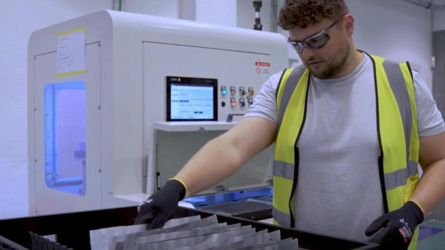 Un operario en un laboratorio de generación de baterías