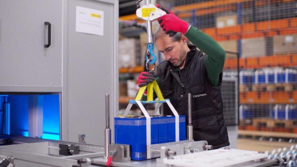 Un trabajador manipula baterías