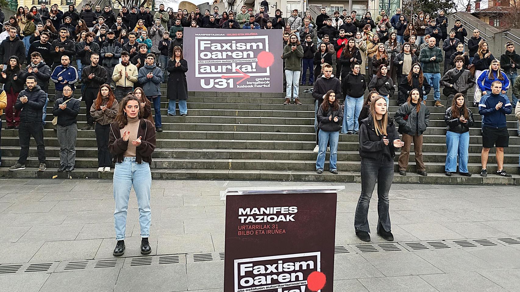 Jóvenes de GKS en la convocatoria en Bilbao de manifestaciones para el 31 de enero