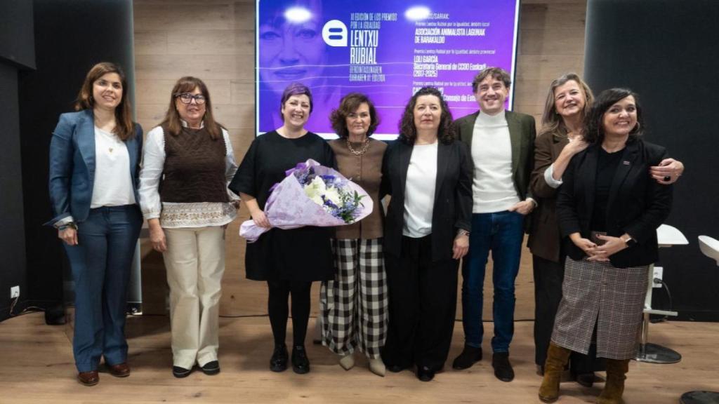Andueza junto a algunas de las galardonadas en los premios Lentxu Rubial / X